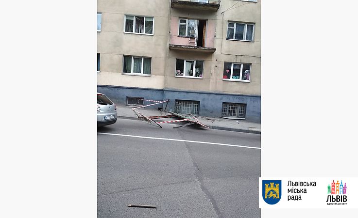 У Львові чоловік випав із балкону (фото)