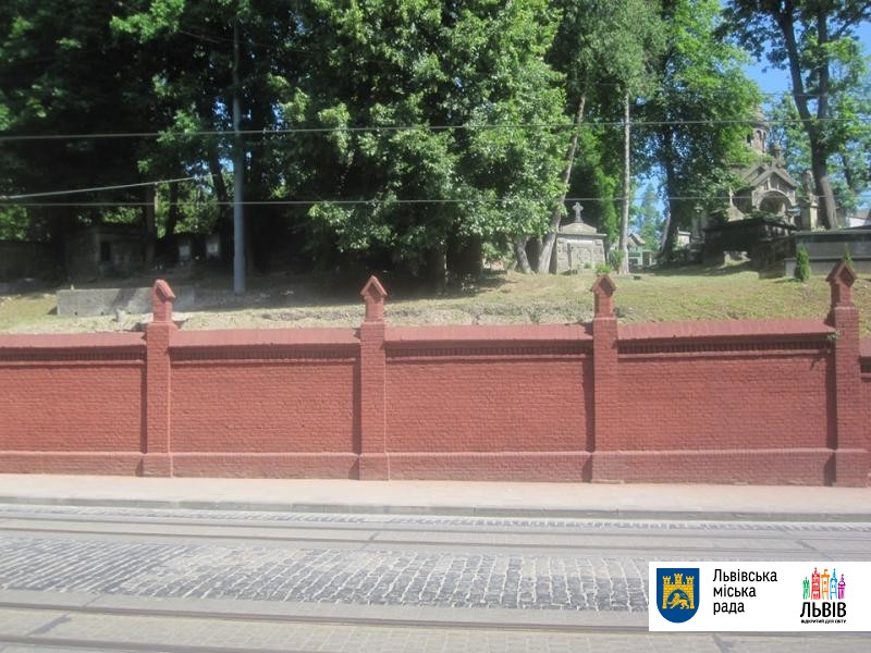 У Львові відремонтували аварійні секції муру Личаківського кладовища