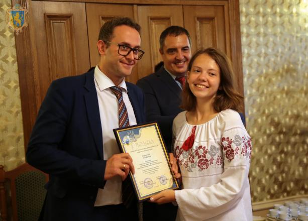 На Львовщине премировали выпускников, получивших высший балл на ВНО