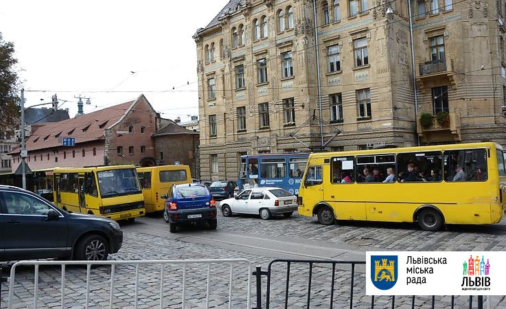 У Львові автобуси влаштували перегони