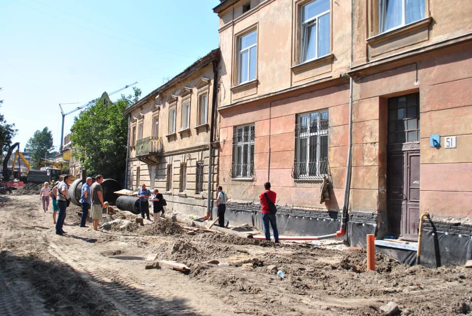 У Львові, через ремонт вулиці "поплив" будинок (фото)