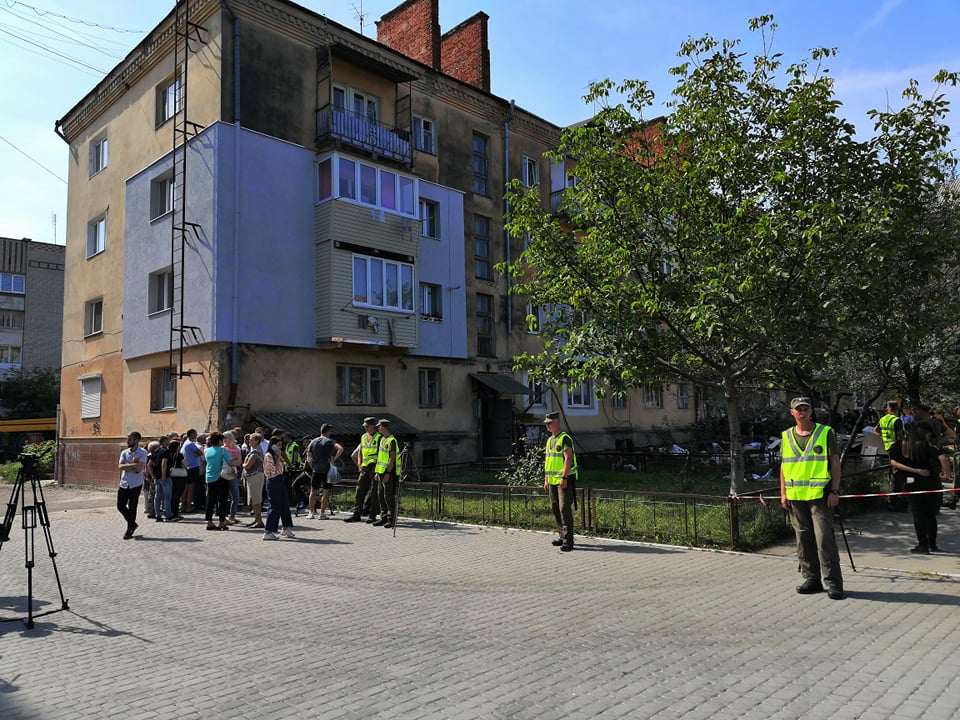 Некоторым жителям обрушившегося дома в Дрогобыче позволили забрать вещи