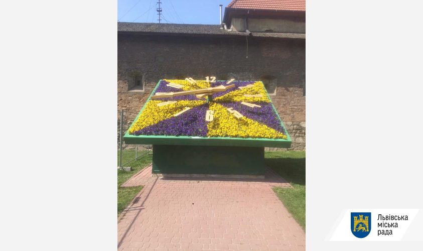 У Львові розпочалась весняна висадка квітів: біля пл. Митної заквітчали годинник