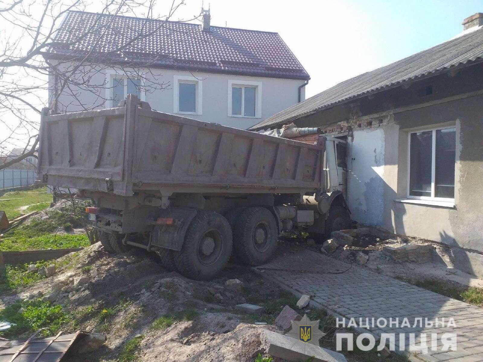 У Пустомитівському районі вантажівка в’їхала у будинок (фото)