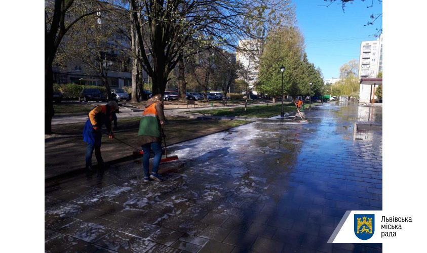 Комунальні служби Львова продовжують миття міста