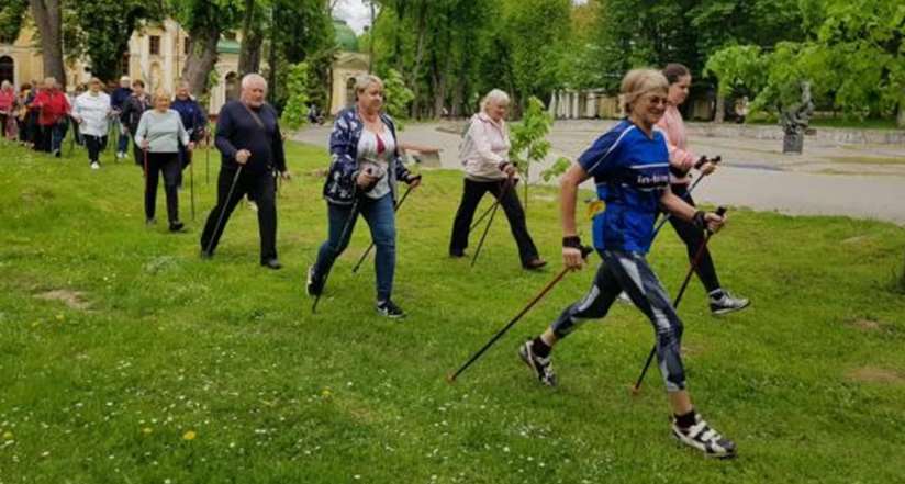 Обласний центр «Спорт для всіх» відновлює безкоштовні заняття зі скандинавської ходьби