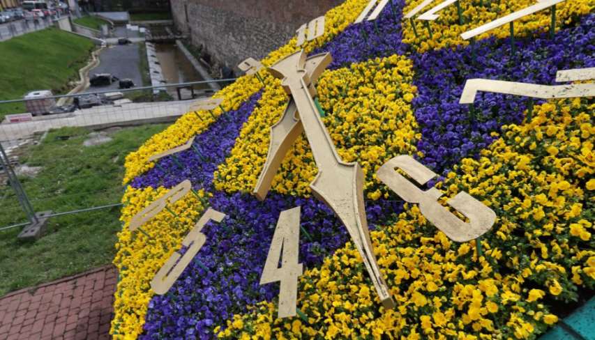 На «квітковому годиннику» і біля пам’ятника Митрополиту Андрею сьогодні висадили квіти