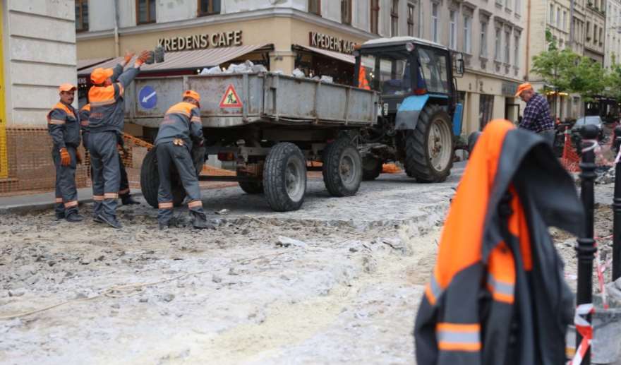 На вул. Галицькій проводять поточний ремонт пішохідної частини