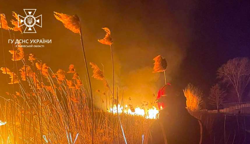 Упродовж доби вогнеборці Львівщини двічі виїжджали на ліквідації пожеж сухостою