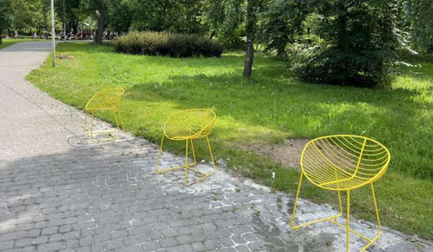 У львівських парках встановлюють вуличні меблі