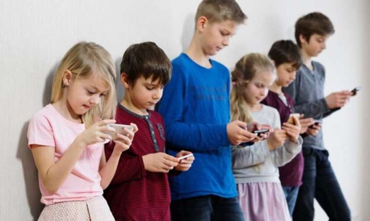 У школах Львова з 1 вересня хочуть заборонити використання мобільних телефонів
