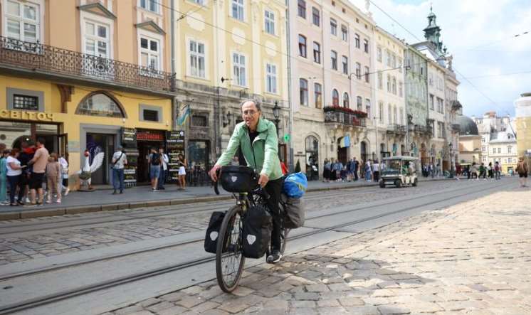 Мер Львова зустрівся з 70-річним лікарем, який приїхав на велосипеді із Франції до Львова