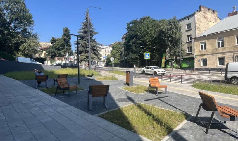 На громадському просторі на вул. Шевченка, 30 встановили вуличні меблі