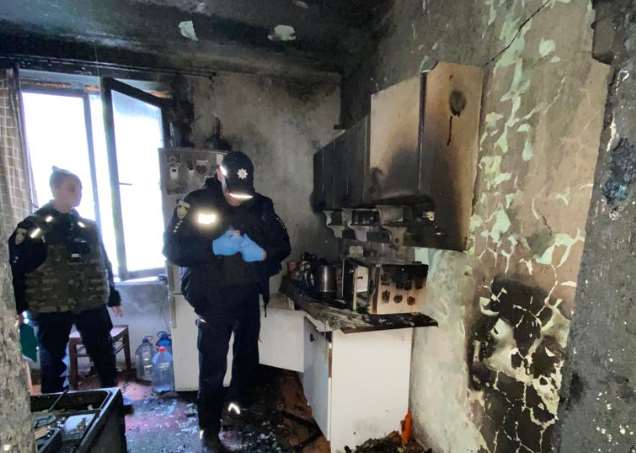 У Львові поліцейські оперативно затримали зловмисника, який підпалив власний будинок