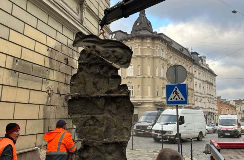 У Львові демонтували два об’єкти радянського періоду: їх перенесли у музей «Територія терору»