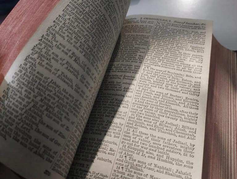 Мешканка Львівщини намагалася вивезти до Польщі старовинну Біблію