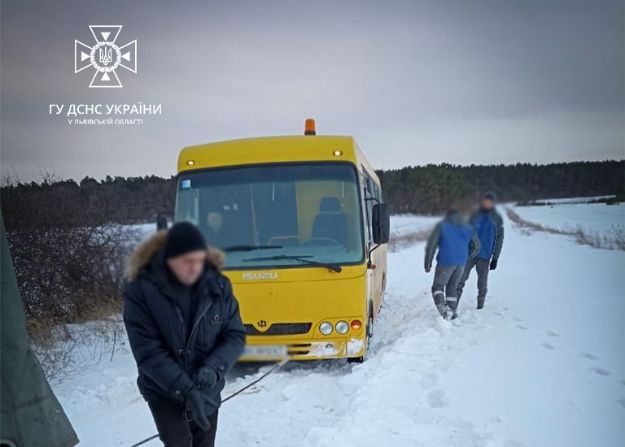 На Львівщині шкільний автобус застряг у снігу