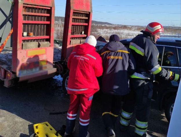 На Львівщині – ДТП, легковик зіткнувся с вантажівкою