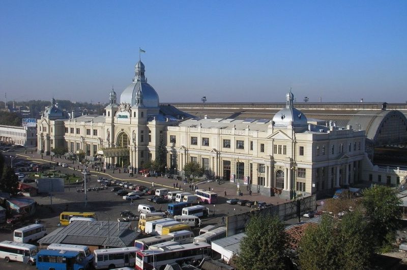 На львівському вокзалі евакуювали 100 людей