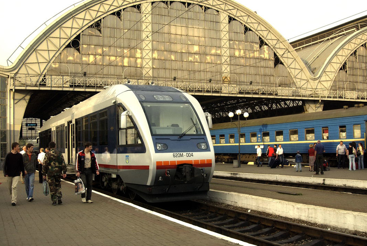 На Львовщине несколько поездов изменили график движения