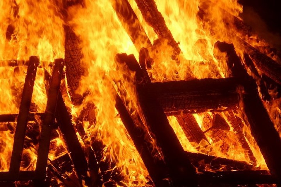 На Львівщині чоловік отримав опіки, намагаючись погасити пожежу