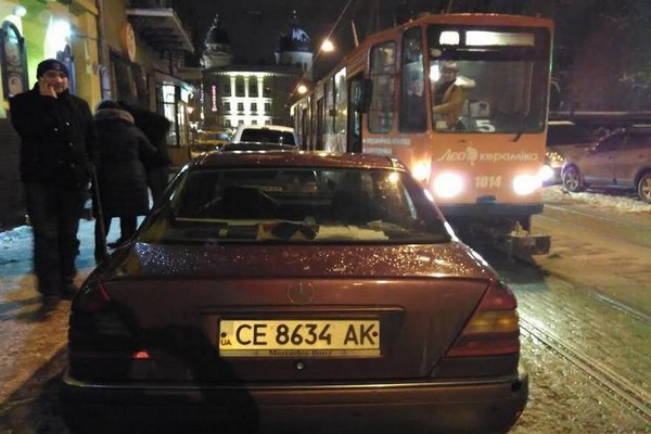 Mercedes остановил движение трамваев во Львове 