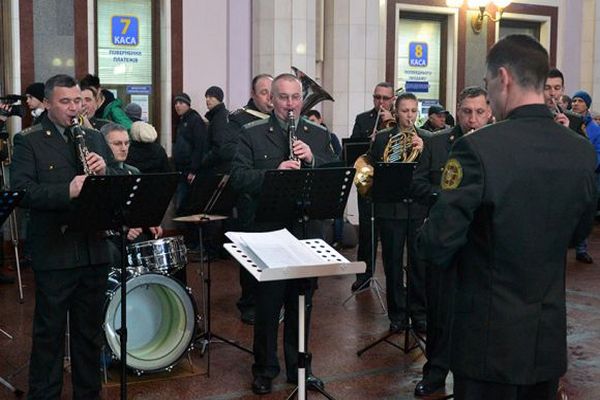 У Львові пасажирів потягів зустрічали з оркестром (відео)