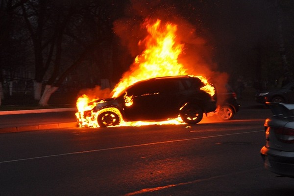 Автомобіль потрапив у ДТП і загорівся