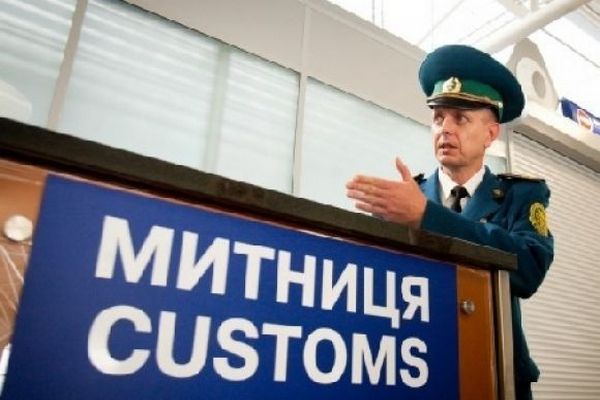 Львовские таможенники задержали восемь авто с поддельными документами