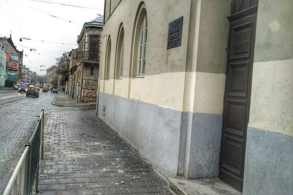 У Львові з Будинку школяра падає каміння (фото)