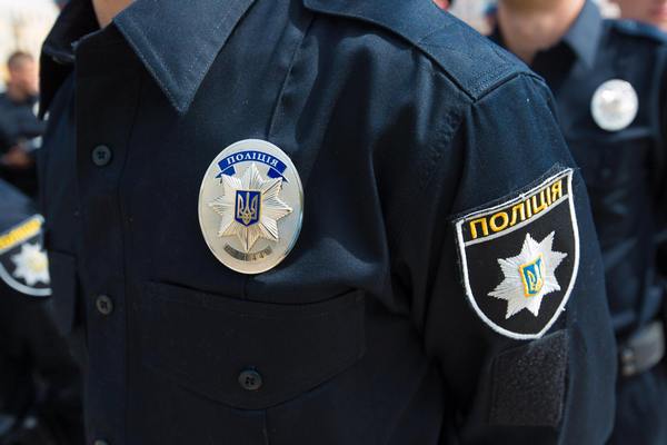 Во Львове приезжие полицейские потушили горящий автомобиль