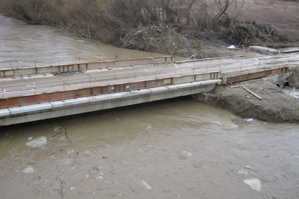 На Львовщине может обвалиться мост (фото)