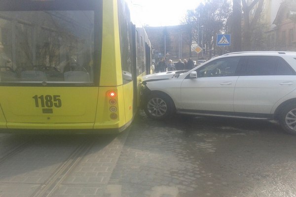 У Львові позашляховик зіткнувся з трамваєм