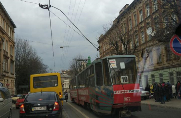 Во Львове остановились трамваи (фото)