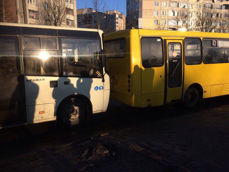 На вулиці Коломийська зіткнулися автобуси