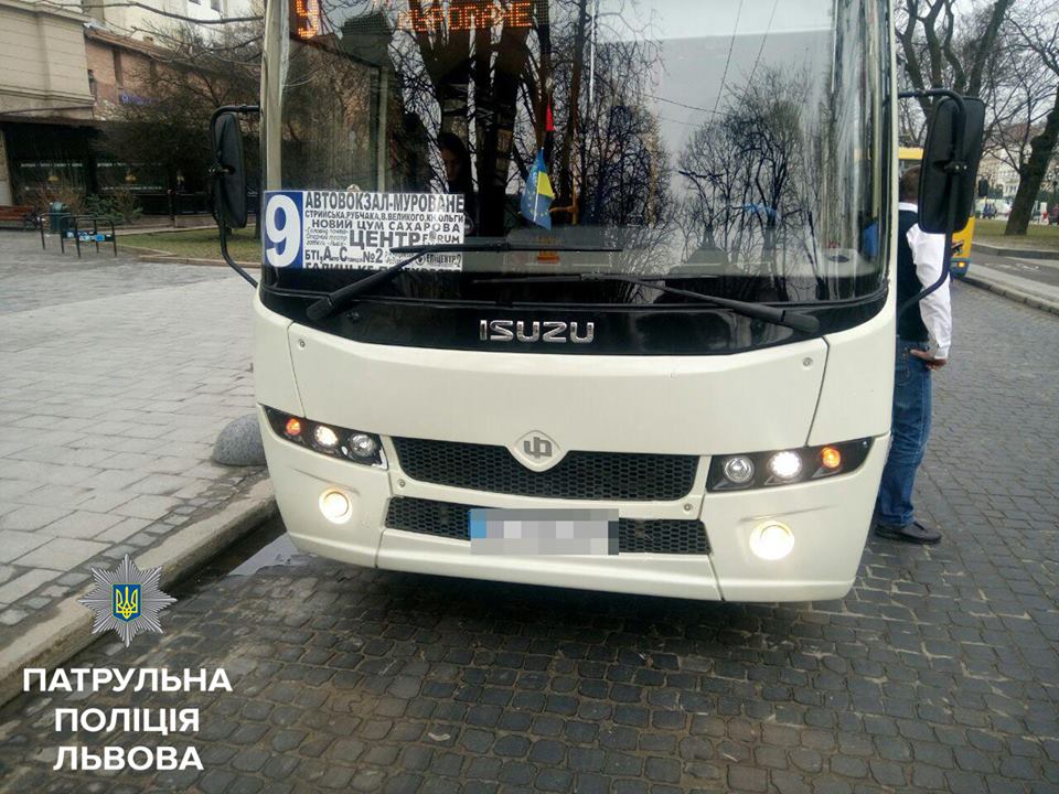 У Львові водій маршрутки виїхав на зустрічну колію