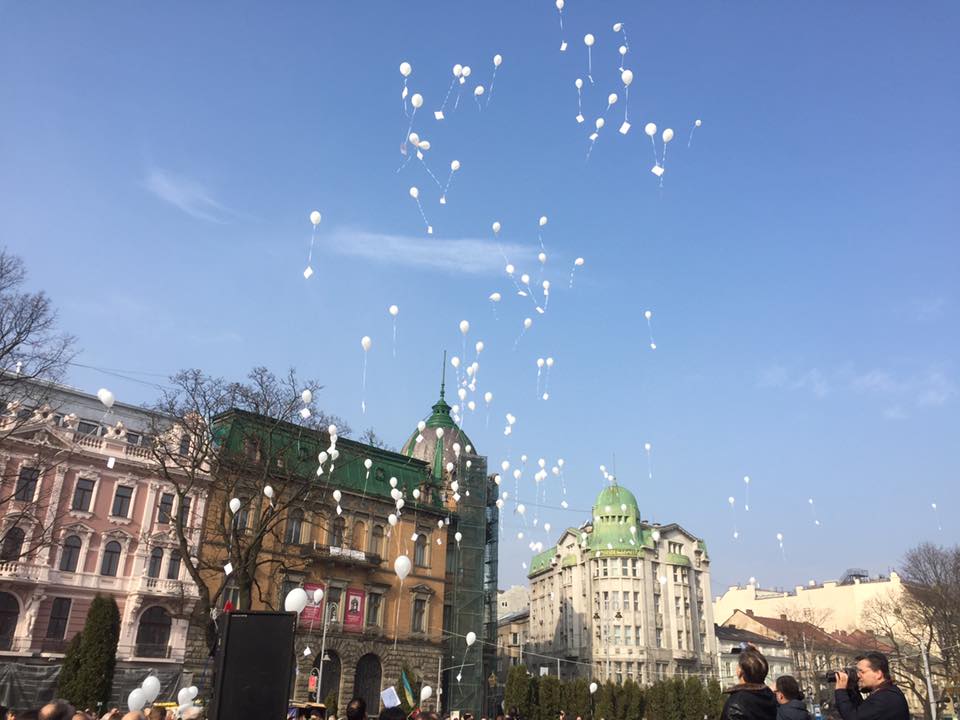 У Львові на День Шевченка випустили повітряні кульки