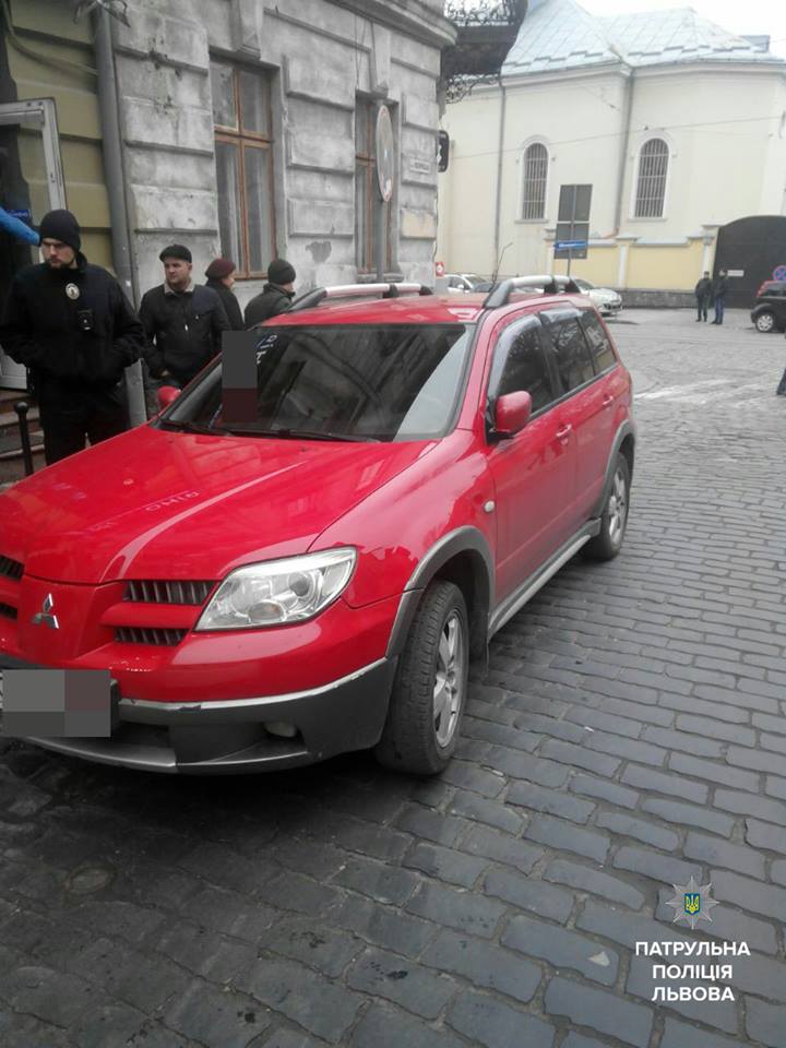 У Львові Mitsubishi отримав від фури за нахабну парковку