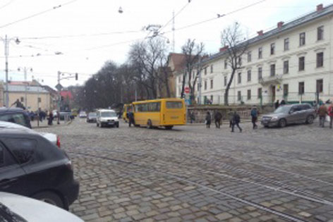 Во Львове у автобуса оторвалось колесо посреди улицы (фото)
