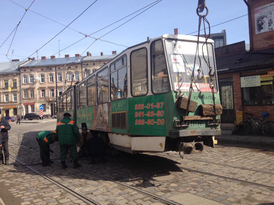 Во Львове снова сошел с рельсов трамвай