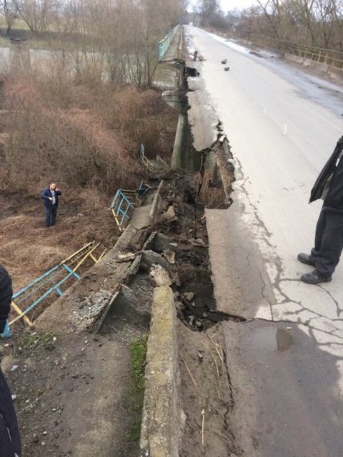 Вблизи Жидачева обвалился мост через Днестр