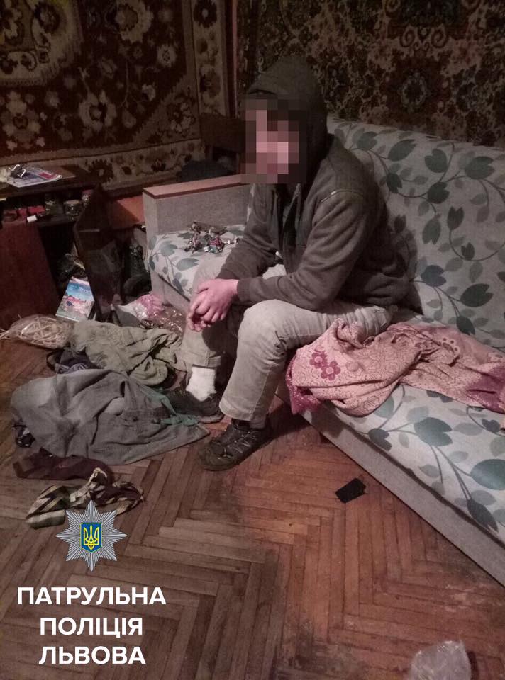 У Львові квартирний злодій заховався в диван (фото)