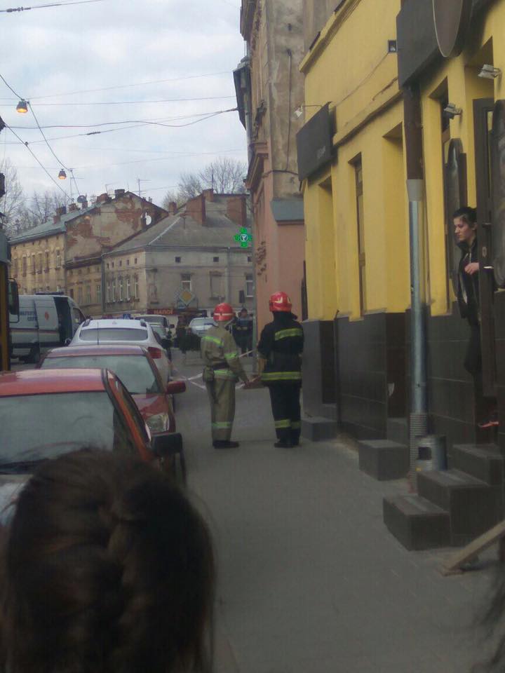 На вулиці Богдана Хмельницького в BMW шукають вибухівку (фото)