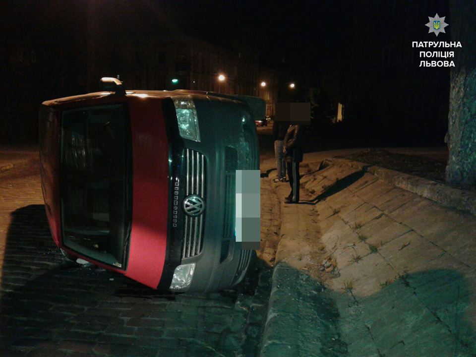 На вулиці Клепарівській перевернулася автівка (фото)