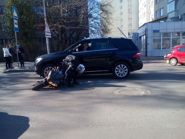 На пешеходном переходе мотоциклист сбил женщину