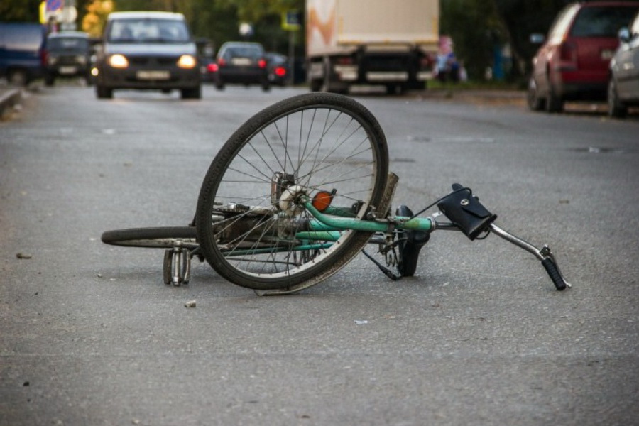 Под колесами микроавтобуса погибла женщина-велосипедист