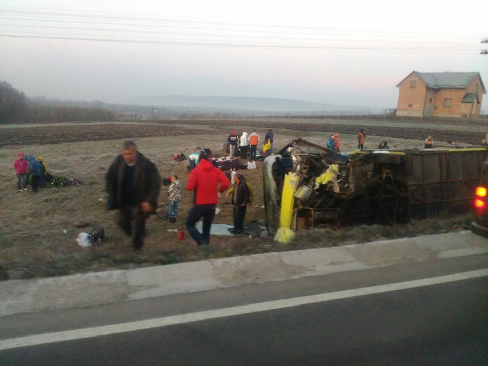 На Львівщині автівка влетіла в автобус з пасажирами (фото)