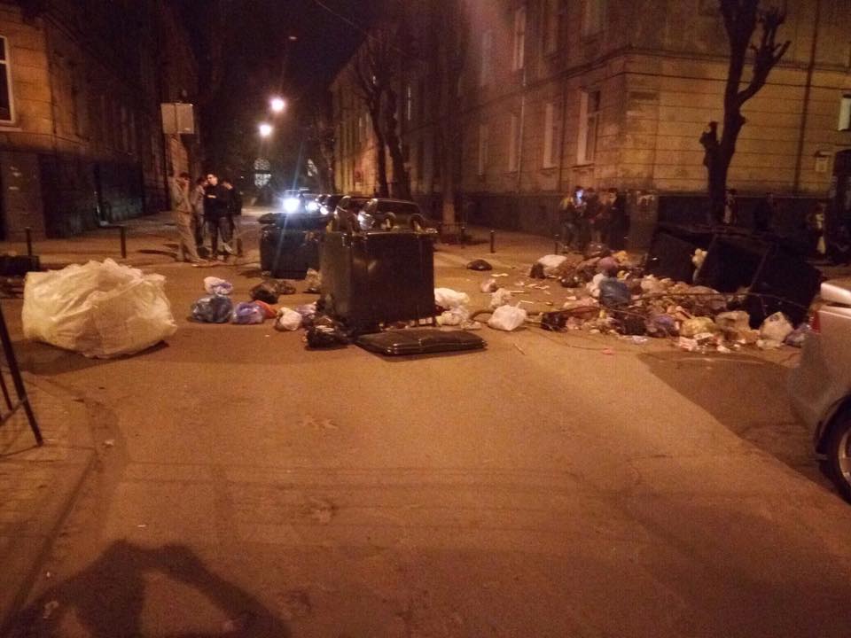 У Львові люди влаштували сміттєвий пікет (фото)