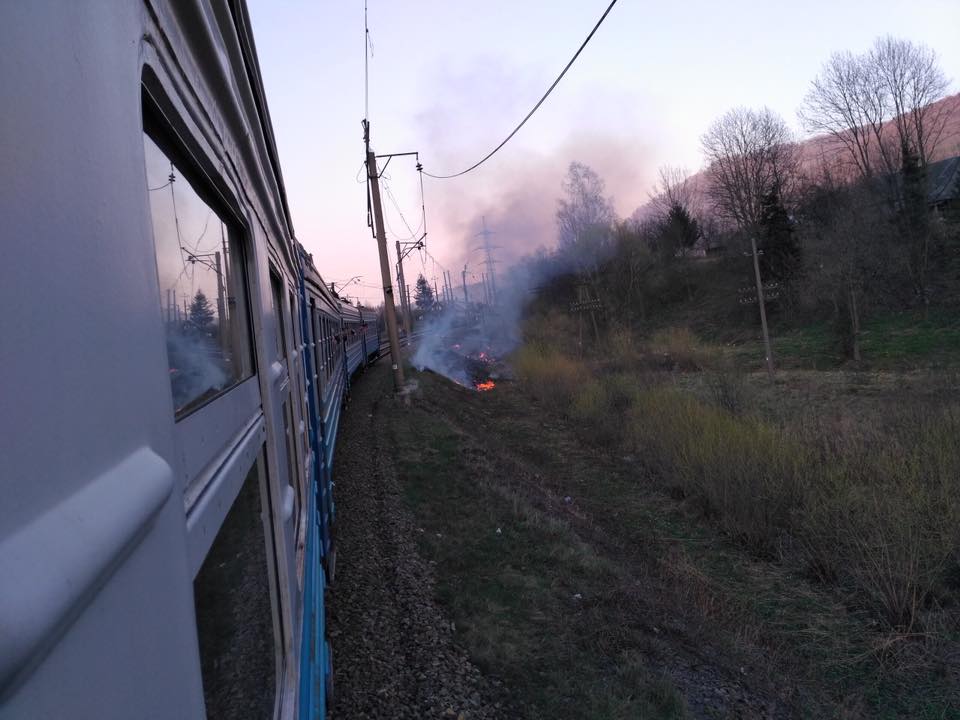 На Львівщині через пожежу стояли потяги (фото)