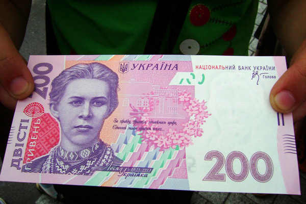 В торговом центре покупатель дал кассиру фальшивые 200 гривен
